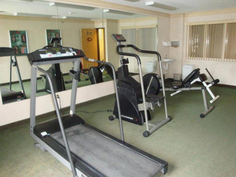 Syracuse Inn And Suites ภายนอก รูปภาพ