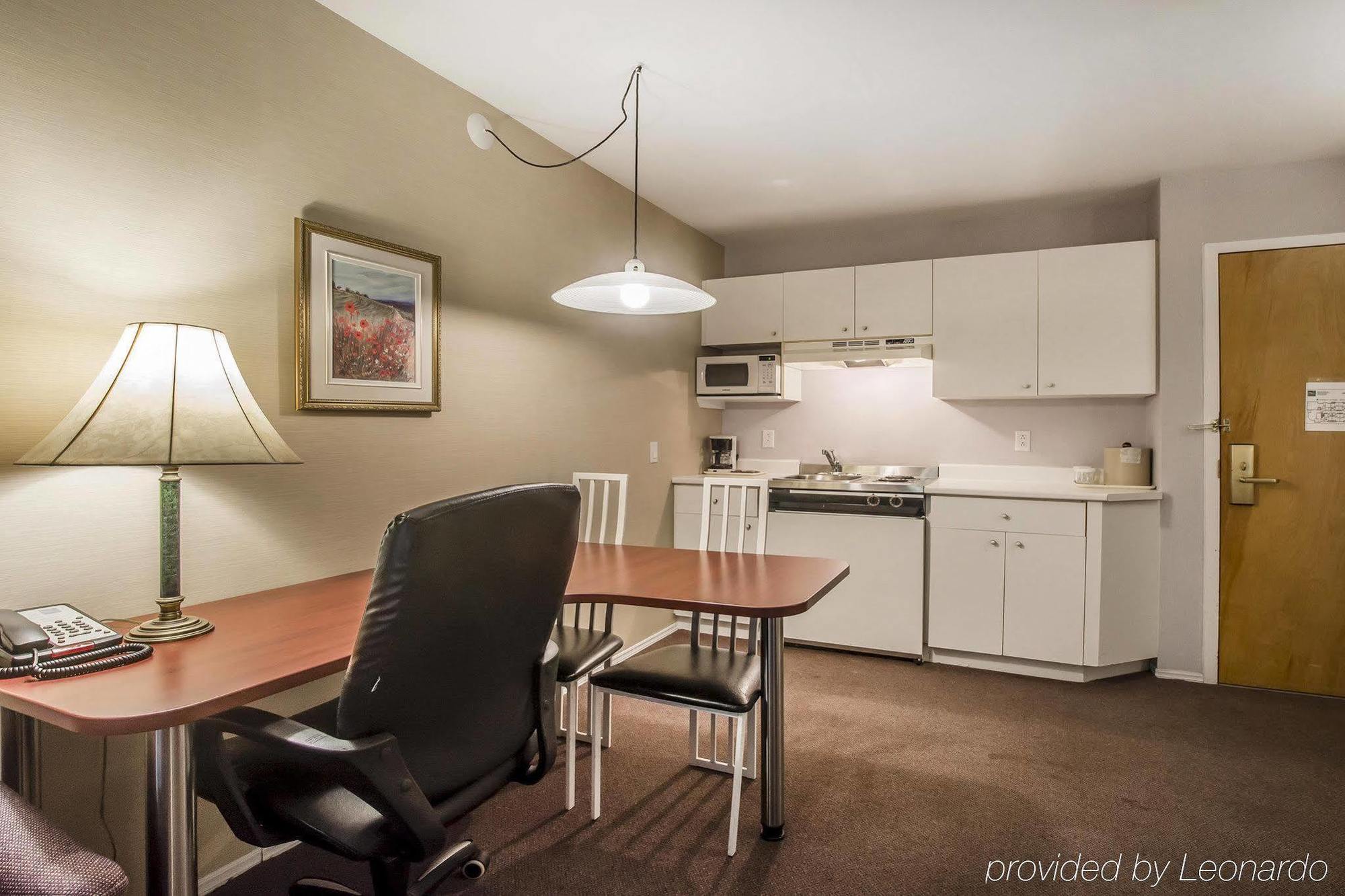 Syracuse Inn And Suites ภายนอก รูปภาพ