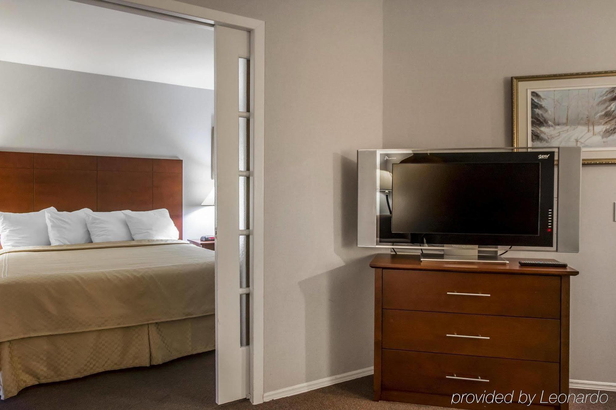 Syracuse Inn And Suites ภายนอก รูปภาพ