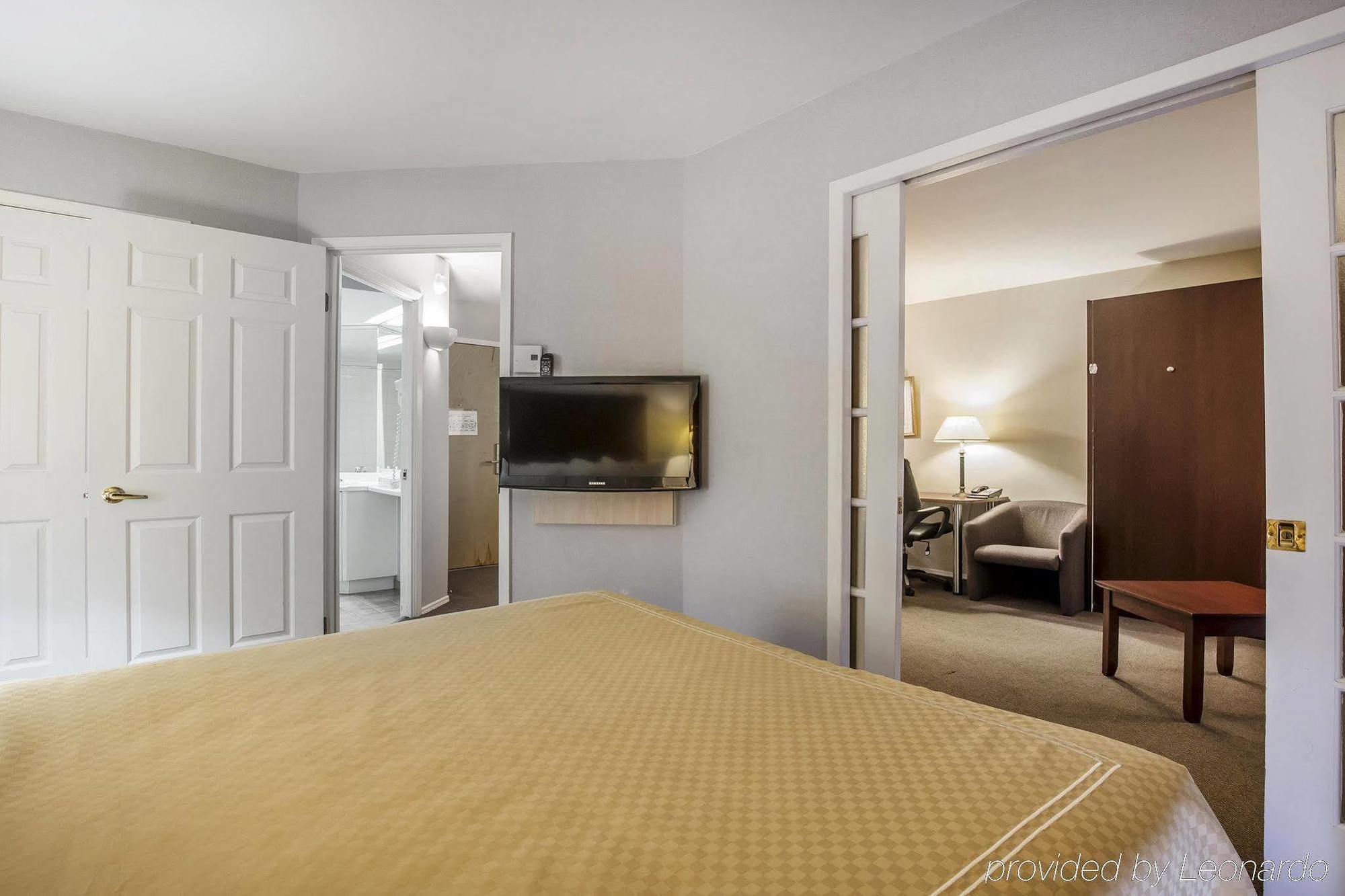 Syracuse Inn And Suites ภายนอก รูปภาพ