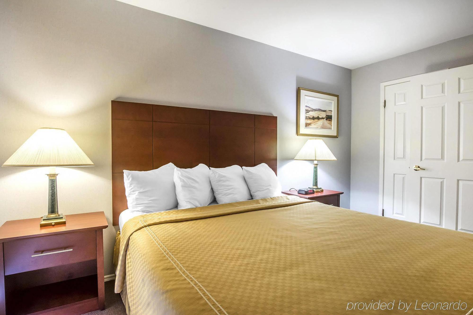 Syracuse Inn And Suites ภายนอก รูปภาพ