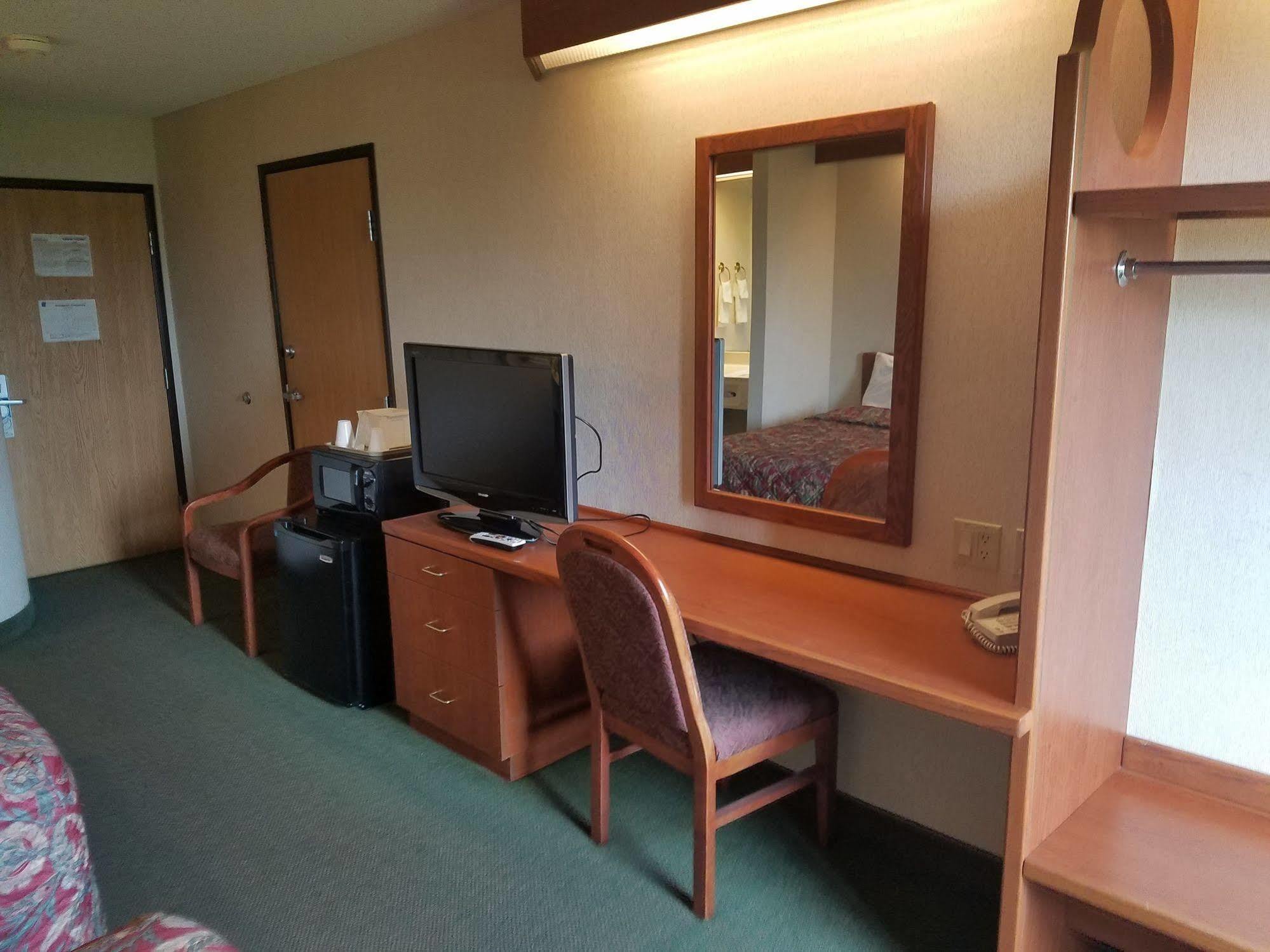Syracuse Inn And Suites ภายนอก รูปภาพ